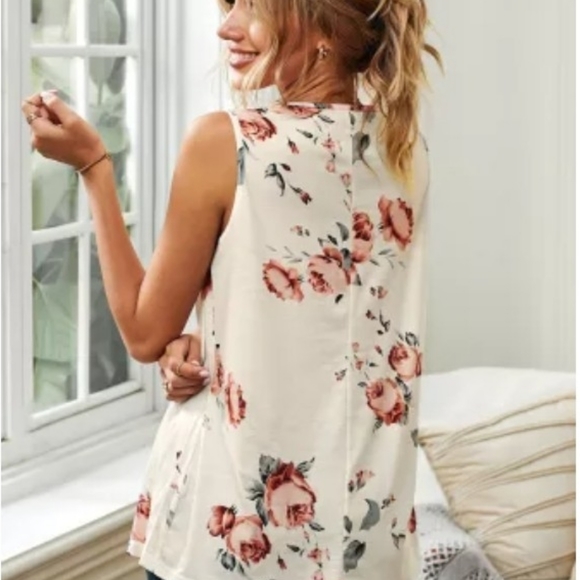 💕1 LG left 💕New boutique floral tank top - Picture 5 of 8